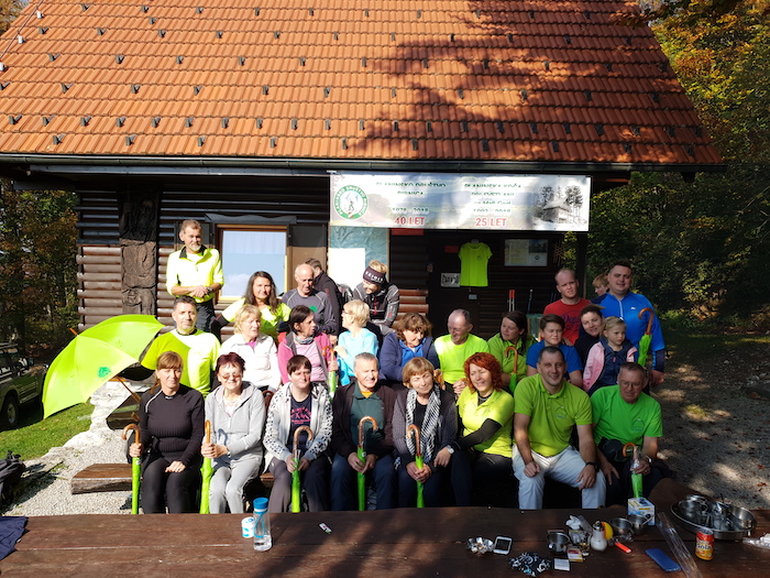 Veselo srečanje članov PD Ribnica pri koči pod Sv. Ano